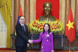 Acting President Vo Thi Anh Xuan (R) and Ambassador of Armenia Suren Baghdasaryan. (Photo: VNA)