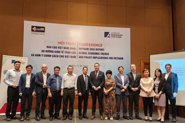 Distinguished guests and speakers take a group photo during the 'Vietnam 2045 Report' conference on May 21 (Photo: VNA)