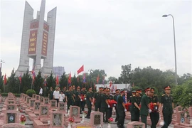 Memorial and burial service for the remains of 87 Vietnamese volunteer soldiers and experts (Photo: VNA)