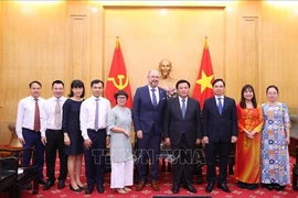 HCMA Director Nguyen Xuan Thang (fourth from right) and Swiss Ambassador to Vietnam Thomas Gass (fifth from right) (Photo: VNA)