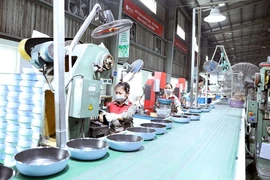 Pans produced at Elmich Hà Nam. The Ministry of Finance has proposed reductions of 10-50% for 36 fees starting July 1 until the end of this year to support business and production. (Photo: VNA)