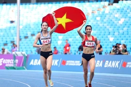 Bui Thi Ngan (right) and teammate Nguyen Thi Thu Ha seen celebrating when they won top two places at the 32nd SEA Games' 800m event. Ngan takes gold in the women's 1,500m at the 2024 Taiwan Athletics Open on June 1. (Photo: VNA)