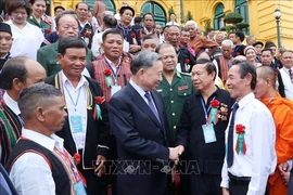 President To Lam and outstanding ethnic representatives (Photo: VNA)