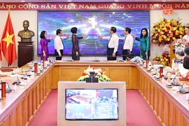 Politburo member, Secretary of the Party Central Committee (PCC) and Chairman of the PCC's Commission for Information and Education Nguyen Trong Nghia (third from right), VNA General Director Vu Viet Trang (third from left) and delegates press the button to inaugurate the Vietnam News Agency (VNA)'s special website on protecting the Party’s ideological foundation. (Photo: VNA)