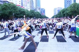 1,500 yogis perform yoga postures together in District 1, HCM City on the 10th International Yoga Day (Photo: VNA)