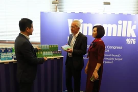Richard Hall (middle), Chairman of the Global Dairy Congress, highly values Vinamilk's green production model and message at the congress. (Photo: VNA)