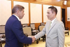 Head of the CPV Central Committee's Commission for External Relations Le Hoai Trung (R) and Politburo member of the PRM and Minister of Agriculture of the Dominican Republic Limber Lucas Cruz López (Photo: VNA)