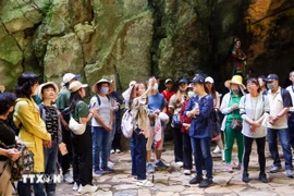 Foreign tourists visit Ngu Hanh Son in Da Nang (Photo: VNA)