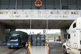 Vehicles transport goods to China via Kim Thanh International Road Border Gate No 2 in Lao Cai province. (Photo: VNA)