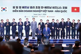 Vietnamese and Korean businesses exchange their cooperation agreements at the Vietnam - RoK Business Forum. (Photo: VNA)