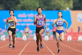Tran Thi Nhi Yen (centre) is Vietnamese runner at the Paris Olympics in July (Photo: laodong.vn)