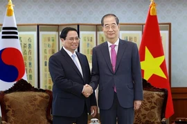 Prime Minister Pham Minh Chinh (L) and his Korean counterpart Han Duck Soo hold talks in Seoul on July 2 (Photo: VNA)