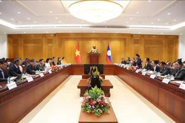 At the talks between Vice Chairman of the Vietnamese National Assembly Nguyen Khac Dinh his Lao counterpart Chaleun Yiapaoher in Viantiane on July 4 (Photo: VNA)