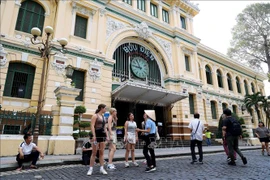 Foreign visitors at the Central Post Office, a famous tourist destination of Ho Chi Minh City (Photo: VNA)