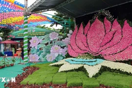 A giant lotus shaped by 10,000 lotus flowers at the Hanoi Lotus Festival (Photo: VNA)