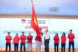 Vietnamese Minister of Culture, Sports and Tourism Nguyen Van Hung presents a flag to the Vietnamese team (Photo: VNA)