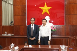 Vice Chairman of Can Tho People’s Committee Duong Tan Hien (right) and Watatu Sudou, Vice President for International Cooperation of Fujitsu Limited, (Photo: VNA)