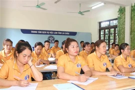 Workers learn Korean at the Employment Service Centre in the northern mountainous province of Lai Chau before going to the RoK. (Photo: VNA)