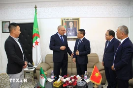 Governor of Constantine Abdelkhalek Sayoda (second from left) receives the Vietnamese delegation. (Photo: VNA)