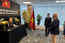 President of the UN General Assembly Dennis Francis pays tribute to Party General Secretary Nguyen Phu Trong.(Photo: VNA)