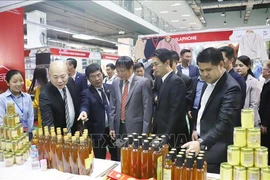 Vietnamese Ambassador to Laos Nguyen Ba Hung (3rd from right) visits a stall at the VIETLAO EXPO 2024 (Photo: VNA)