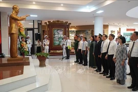 Leaders of Thua Thien-Hue province offer flowers to express gratitude for the great contributions of President Ho Chi Minh. (Photo: VNA)