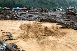 Flash floods affect National Highway 12 through Muong Pon commune, Dien Bien district in Dien Bien province (Photo: VNA)