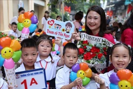 A teacher and students at Thang Long Primary School in Hanoi on September 5. (Photo: VNA)