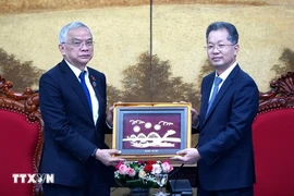 Secretary of the Da Nang municipal Party Committee Nguyen Van Quang (R) presents a souvenir to Lao NA Vice Chairman Sommad Pholsena (Photo: VNA)