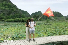 Foreign tourists pose for a photo in Ninh Binh (Photo: VNA)