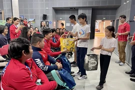 Gifts are presented to Vietnamese Paralympic athletes. (Photo: VNA)