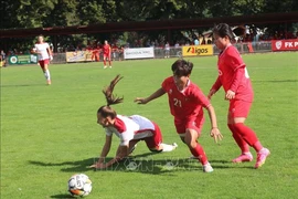  A fight for the ball between the two teams' players. (Photo: VNA)