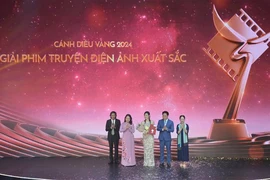 Vice State President Vo Thi Anh Xuan presents Best Feature Film award to "Mai" (Photo: VNA)