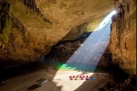 Inside Son Doong cave in the central province of Quang Binh, the largest cave in the world. (Photo: VNA)