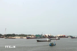 The Vietnam Maritime Administration strictly prohibits any act of taking advantage of emergency situations, including storms and floods, to increase service prices for profiteering purposes. (Photo: VNA)