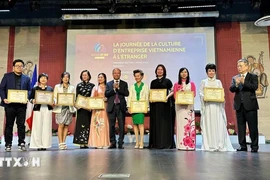 Enterprises with great contributions to promoting the Vietnamese corporate culture are honoured at the forum. (Photo: VNA)