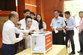 Staff at Vietnamese Embassy in Laos and overseas Vietnamese donate money to support people who have been affected by Typhoon Yagi. (Photo: VNA)