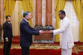 Sri Lankan Ambassador Poshitha Perera (R) presents his credentials to Party General Secretary and State President To Lam in Hanoi on September 17. (Photo: VNA)