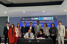 HAMEE and AACC sign a memorandum of understanding on strengthening trade and investment cooperation at the forum. (Photo: VNA)