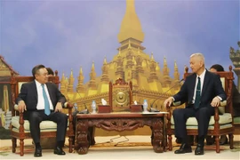 Secretary of the Lao People's Revolutionary Party (LPRP) Central Committee, and Secretary of the Party Committee and Chairman of the People’s Council of Vientiane Anouphap Tounalom (right) meets with Tran Sy Thanh, member of the Party Central Committee, Chairman of the Hanoi People's Committee. (Photo: VNA)