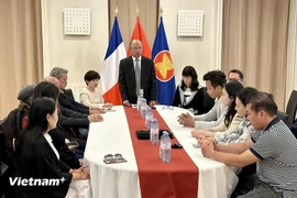 Vietnamese Ambassador to France Dinh Toan Thang meets with representatives of Vietnamese associations in Paris and many other localities in France such as Bordeaux, Lyon, Marseille, and Grenoble to call for support to people affected by Typhoon Yagi. (Photo: VNA)