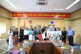 Representatives of the Medical Services Administration under the Ministry of Health and the Family Health International (FHI 360) sign a project on preventing antimicrobial resistance in Vietnamperiod 2024-25 (Photo: VNA)