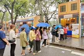 Tourists experience the culture of queuing during the subsidy period at the Hanoi Autumn Festival. (Source: laodongthudo.vn)