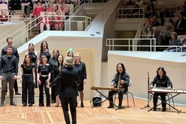 Artists play Vietnamese traditional musical instruments at Berliner Philharmonie, one of the world's most renowned concert halls, in Berlin on September 23 (local time) on the occasion of the 70th anniversary of the Schostakowitsch Music School Berlin-Lichtenberg. (Photo: VNA)