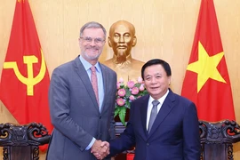 HCMA President Nguyen Xuan Thang and French Ambassador Olivier Brochet at their meeting in Hanoi on September 25. (Photo: VNA)