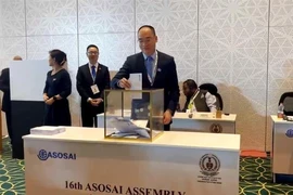 Deputy Auditor General Bui Quoc Dung casts a ballot at the meeting. (Photo: VNA)