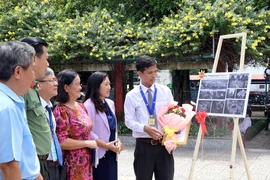 Visitors to the exhibition (Photo: VNA)