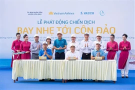 Representatives of the Con Dao district People's Committee, Vietnam Airlines and Lagom Vietnam signed a Memorandum of Understanding affirming their commitment to cooperation, starting a pioneering campaign on environmental protection (Photo: VNA)