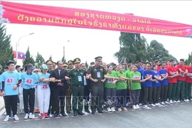 Young officers of Vietnam and Laos take part in cross-border marathon on October 2. (Photo: VNA)