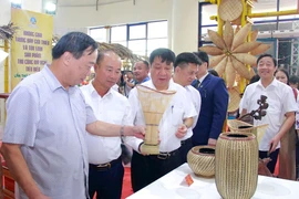 The fair features 100 booths displaying products from craft villages across the country (Photo: hanoimoi.vn)